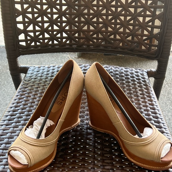 6 1/2 michael Kors tan wedge - Picture 8 of 11